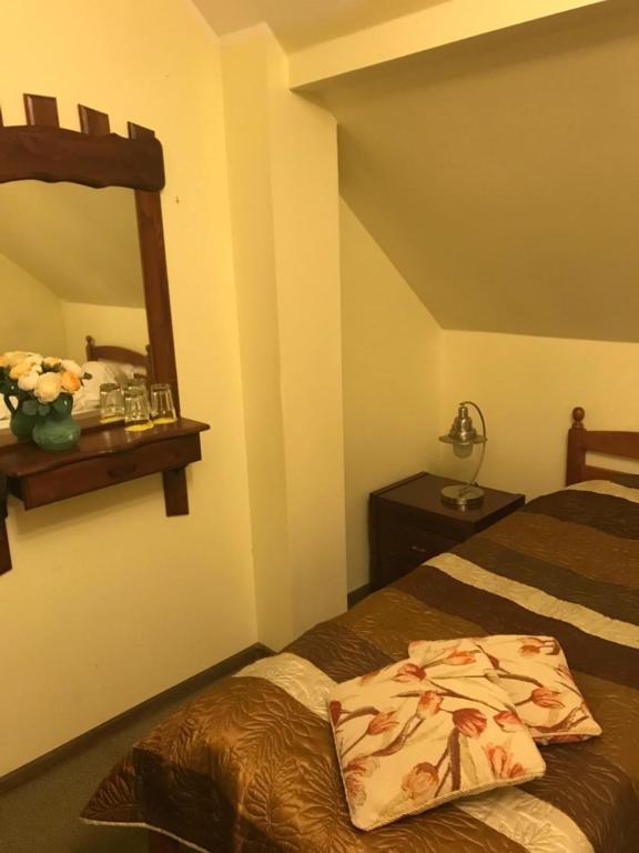 Postel nebo postele na pokoji v ubytování Pūteļkrogs