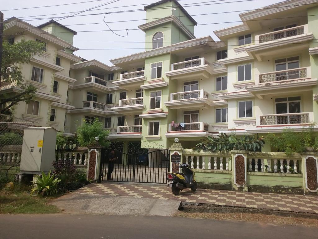 a scooter parked in front of a large building at Asian Paradise comfort in Varca