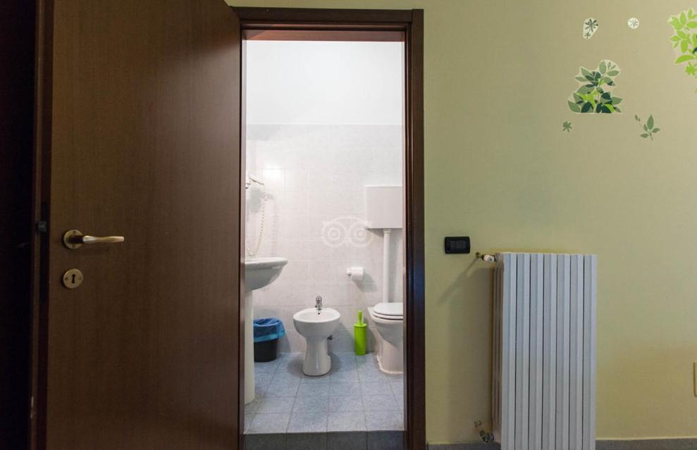 un baño con inodoro y lavabo en Hotel Greco, en Milán