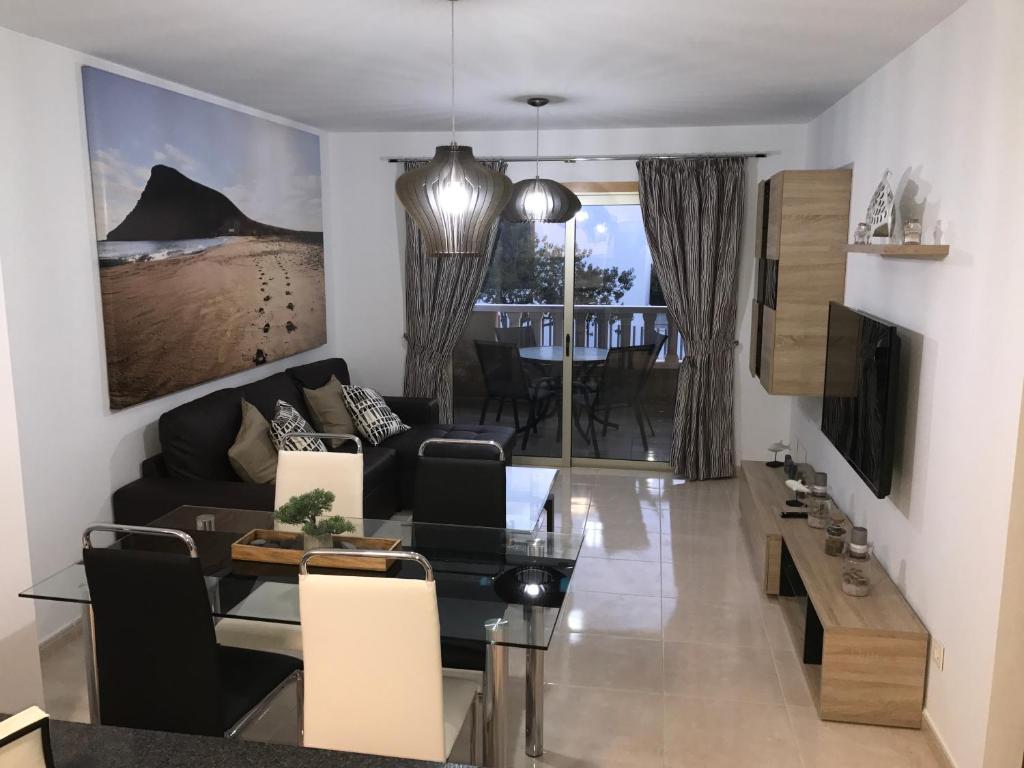 埃爾梅達諾的住宿－La Perla Medano 1，客厅配有沙发和桌子