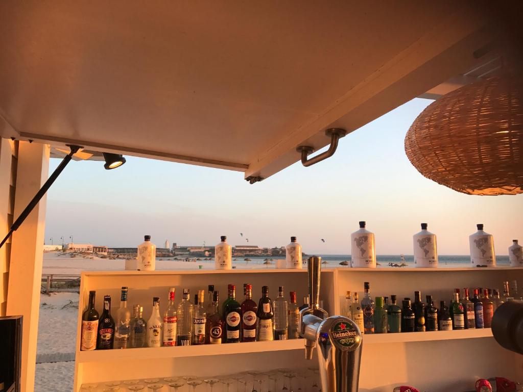 Nápoje v ubytování Tarifa Beachfront Large Apartment