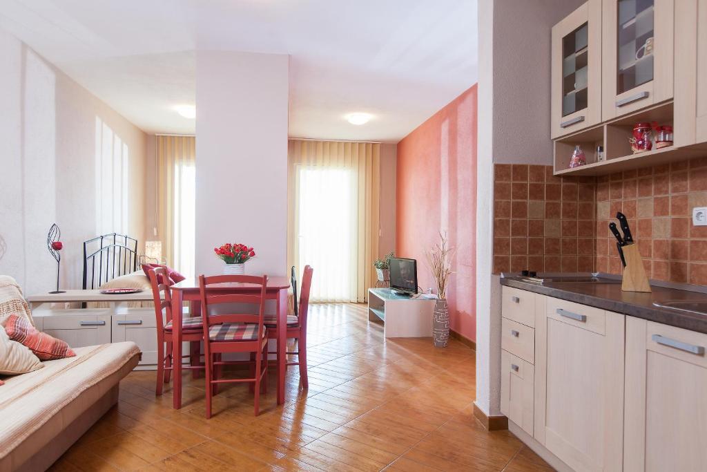 Kuchyňa alebo kuchynka v ubytovaní Apartments Vranjes Deluxe