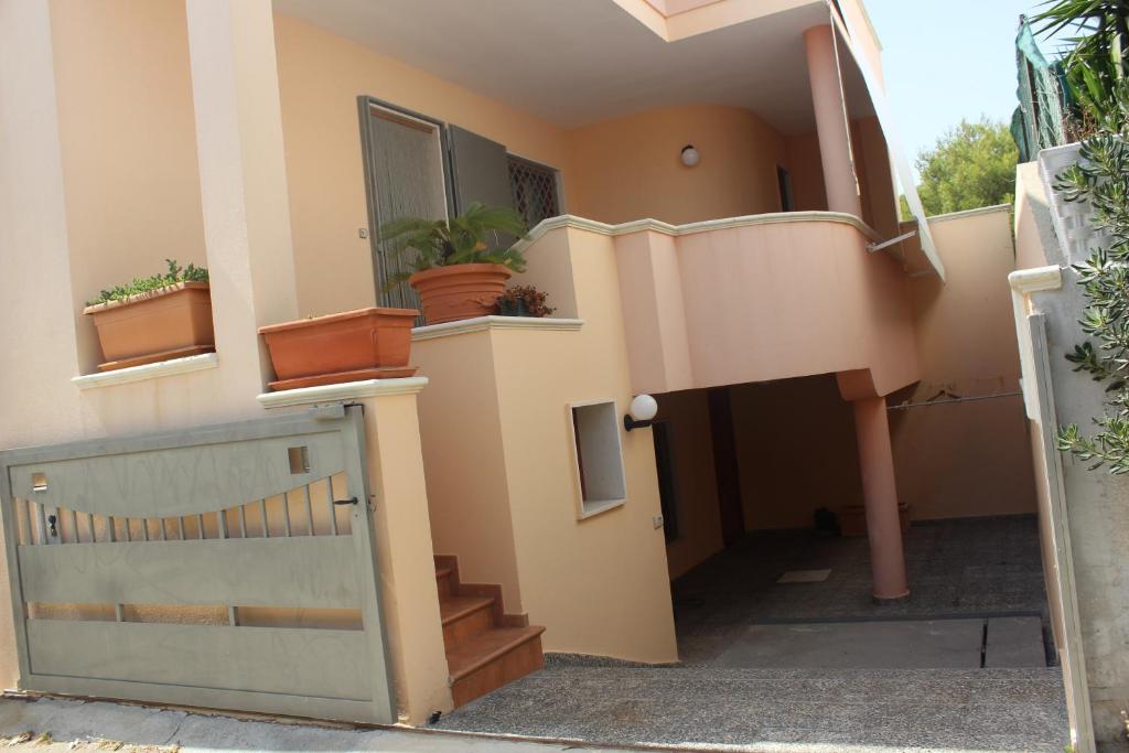 トッレ・スーダにあるCase Vacanza Rossellaの階段付きの家