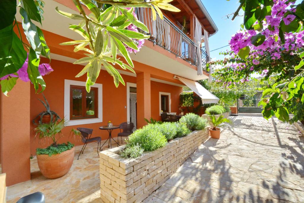 Vonkajšia záhrada v ubytovaní Apartman Perović