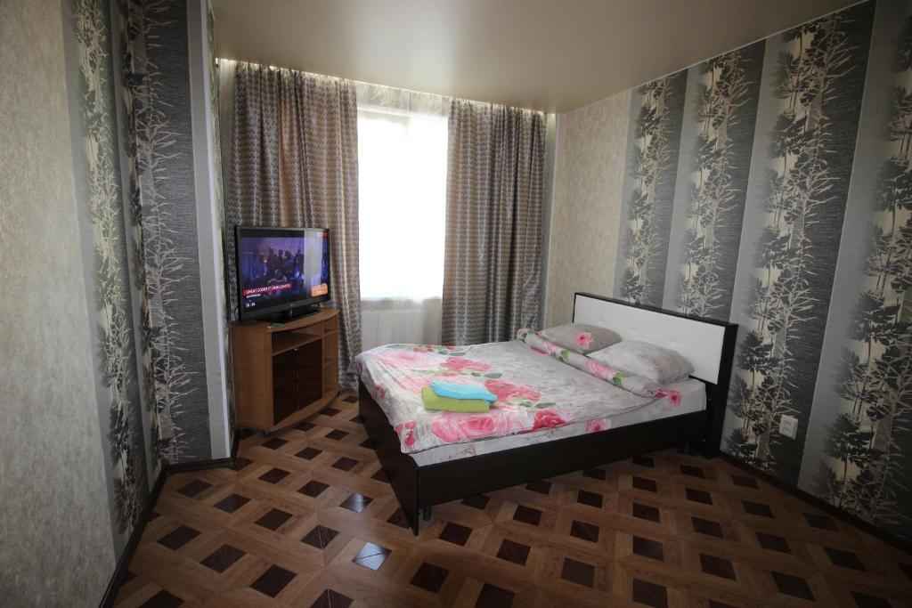 スィクティフカルにあるComfort Apartments Timanの小さなベッドルーム(ベッド1台、テレビ付)