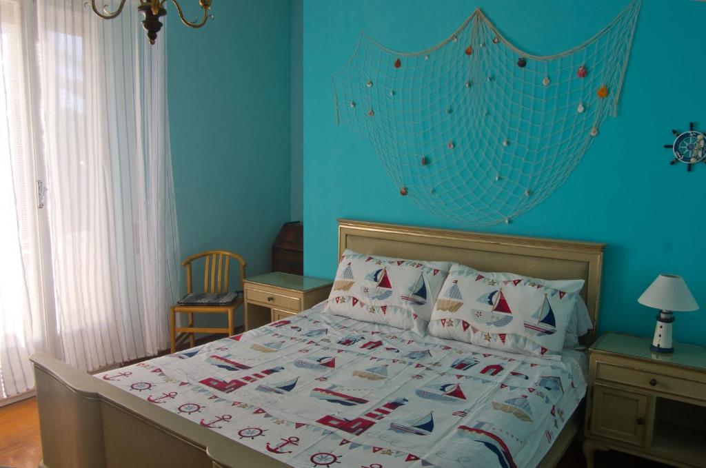 ボルディゲーラにあるAppartamento Corso Italia "Mare"の青い壁のベッドルーム1室