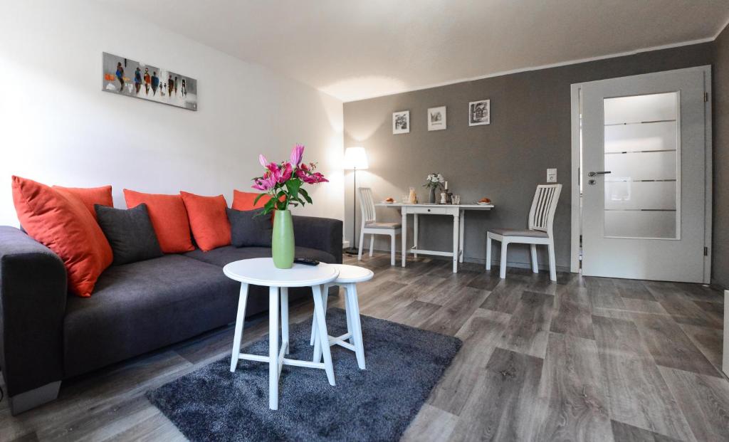 ein Wohnzimmer mit einem Sofa und einem Tisch in der Unterkunft FachwerQ'sleep Apartment in Quedlinburg