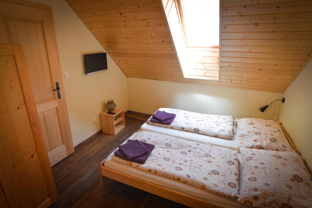 Postel nebo postele na pokoji v ubytování Penzion Sklep Sv. Urbana