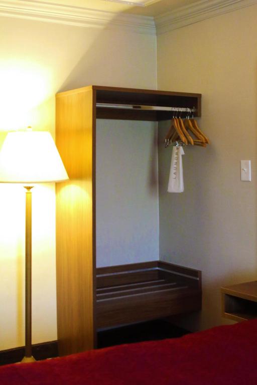 Postel nebo postele na pokoji v ubytování Kalika Hotel