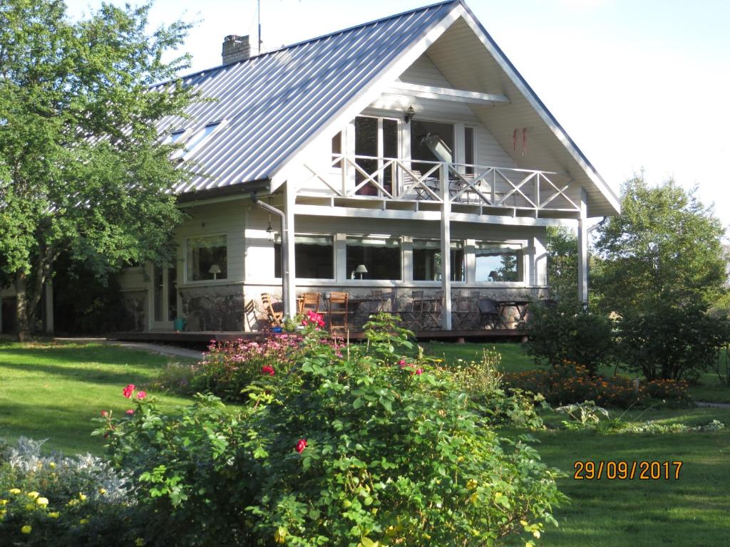 a house with a porch and a balcony at Mokko Country Hotel in Palamuse