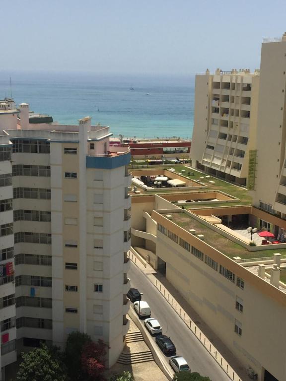 uma vista para um edifício com o oceano ao fundo em Casa Tarik em Portimão