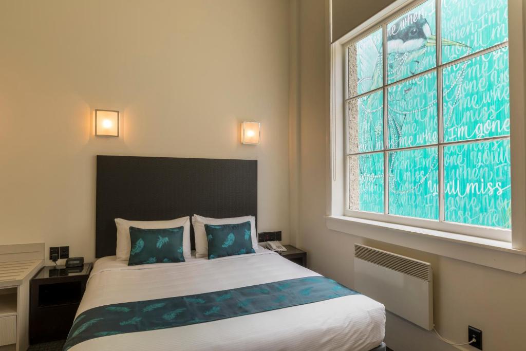 Postel nebo postele na pokoji v ubytování Quest Napier Serviced Apartments