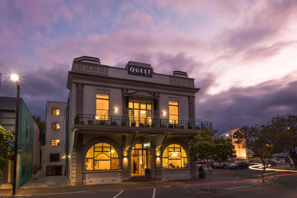 un bâtiment avec la quête des mots en haut dans l'établissement Quest Napier Serviced Apartments, à Napier