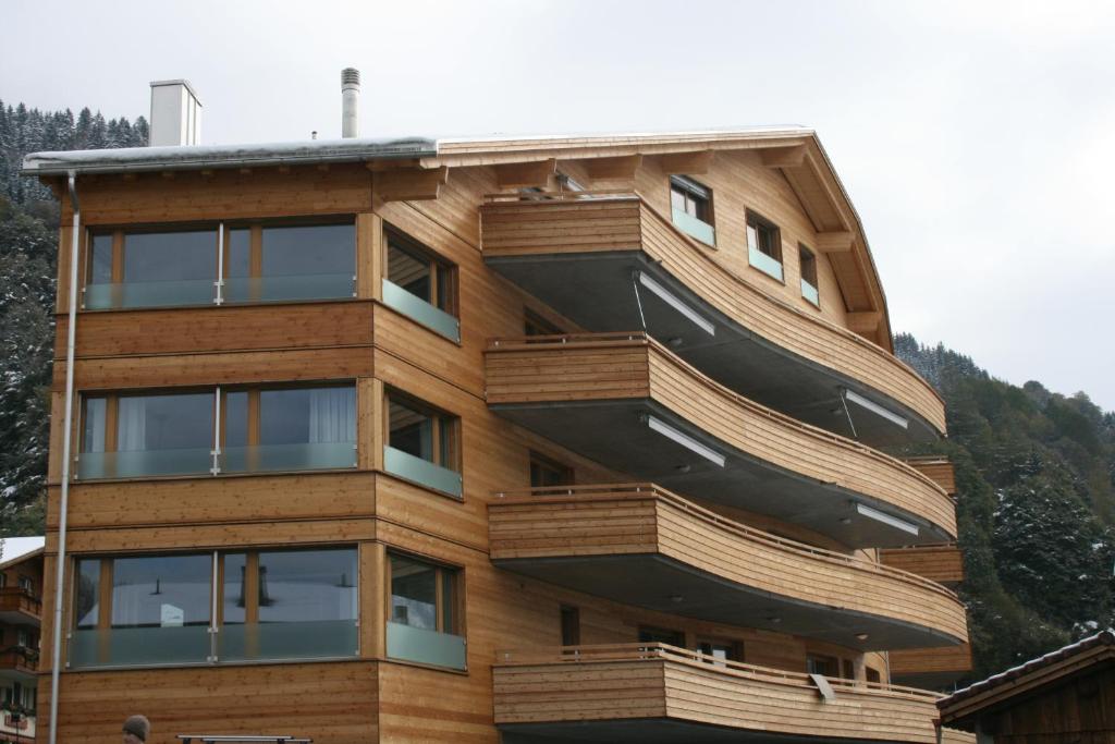 un edificio con balcones en un lateral en Haus Rufinis, en Klosters