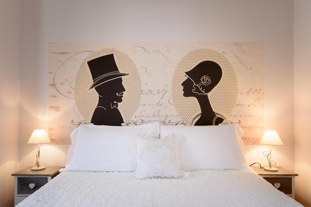 um quarto com uma cama com duas mulheres a usar chapéus em Crystal House em Roma