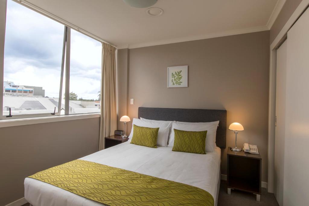 Postel nebo postele na pokoji v ubytování Quest On Ward Serviced Apartments