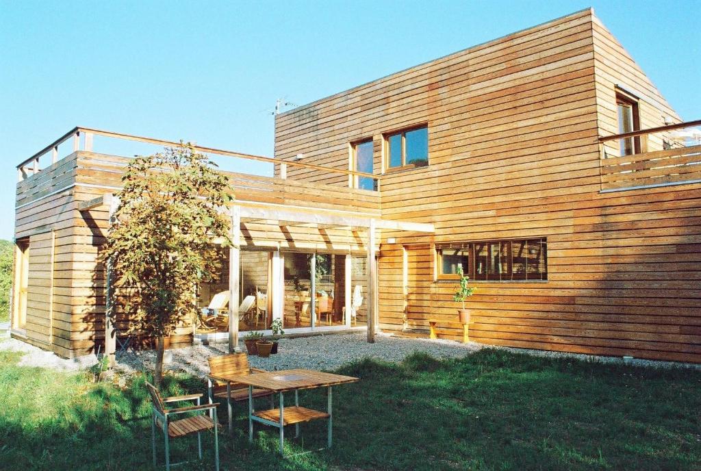 een houten huis met een tafel in de tuin bij Holzhaus in Aix-en-Provence