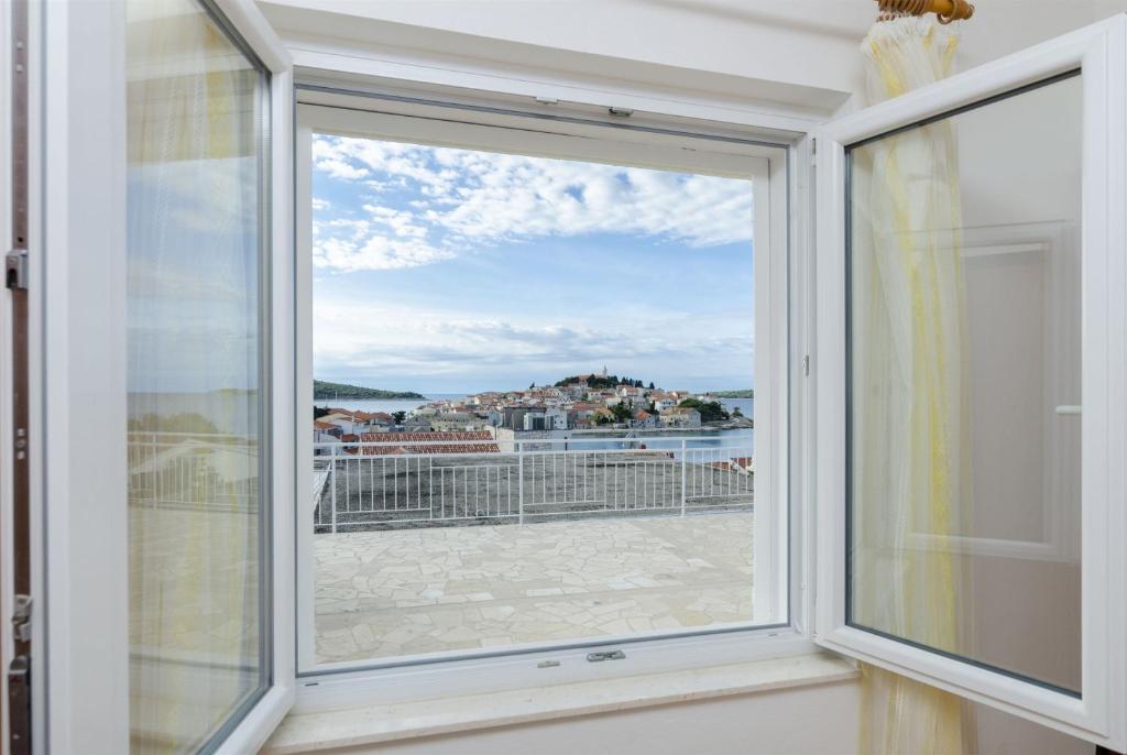 een raam met uitzicht op de stad bij Apartment Josipa in Primošten