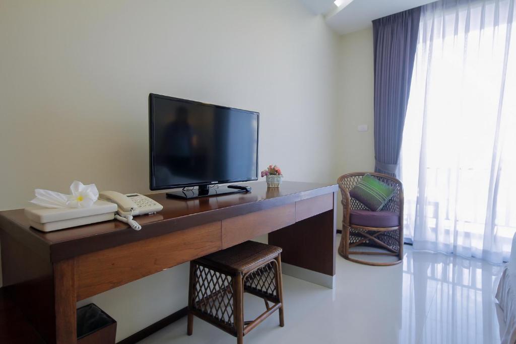 TV a/nebo společenská místnost v ubytování Baan Nilrath Hotel - SHA Extra Plus