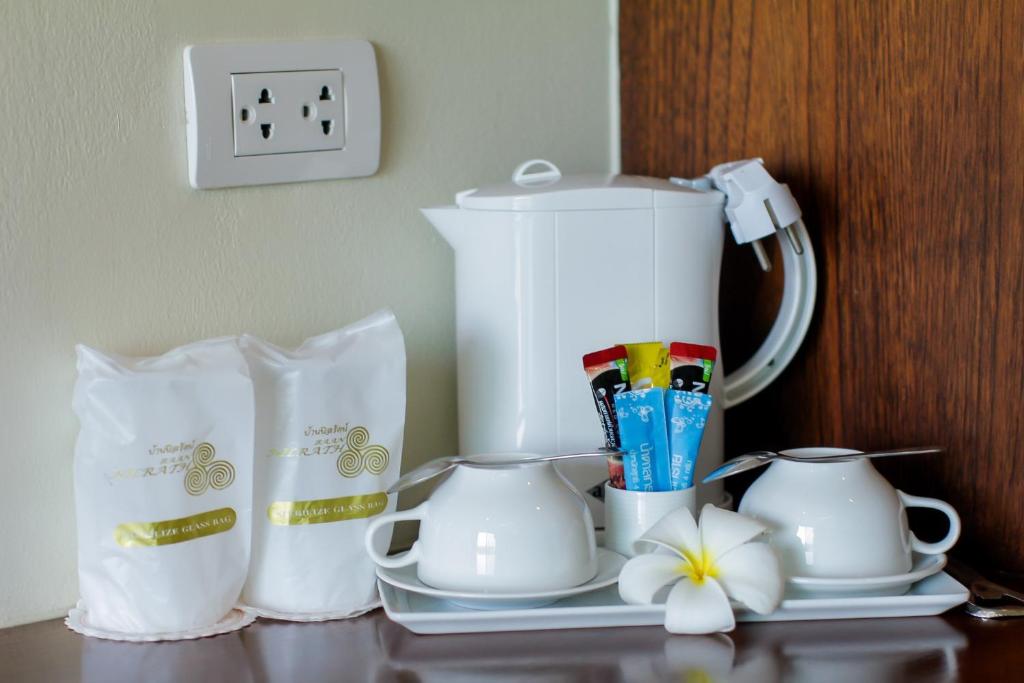 Příslušenství pro přípravu čaje a kávy v ubytování Baan Nilrath Hotel - SHA Extra Plus