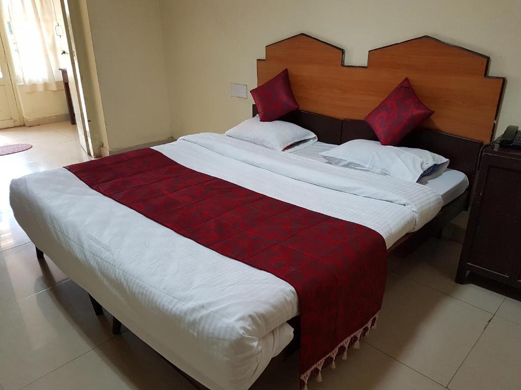 Postel nebo postele na pokoji v ubytování KSTDC Hotel Mayura Sudarshan ,Ooty
