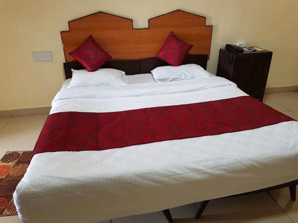Postel nebo postele na pokoji v ubytování KSTDC Hotel Mayura Sudarshan ,Ooty