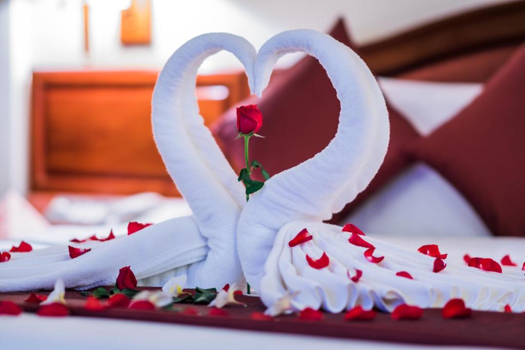Postel nebo postele na pokoji v ubytování Khemara Angkor Hotel & Spa