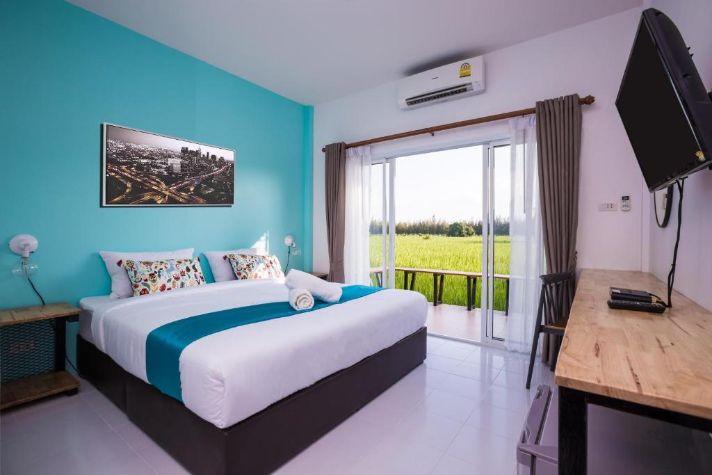 武里南Xaiyong Resort - ไทรโยงรีสอร์ท的一间带床、电视和窗户的卧室