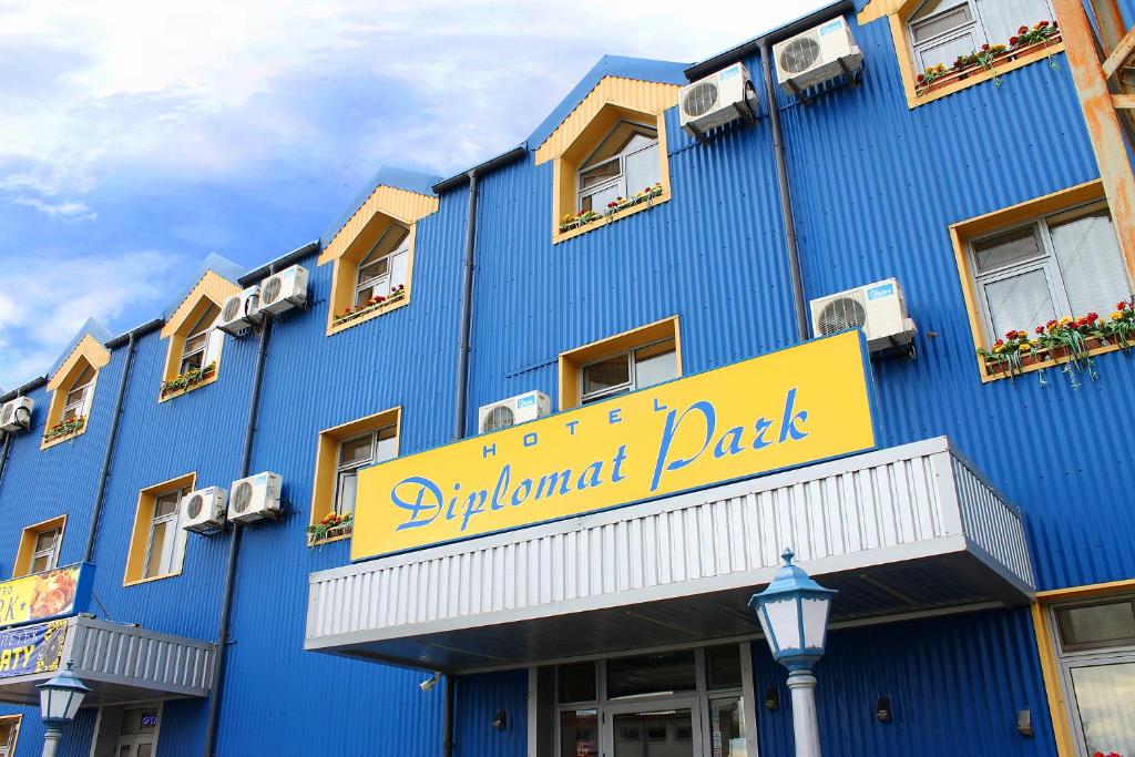 ein blaues Gebäude mit einem Schild, das extravagante Parkanlagen liest in der Unterkunft Hotel Diplomat Park in Lukovit