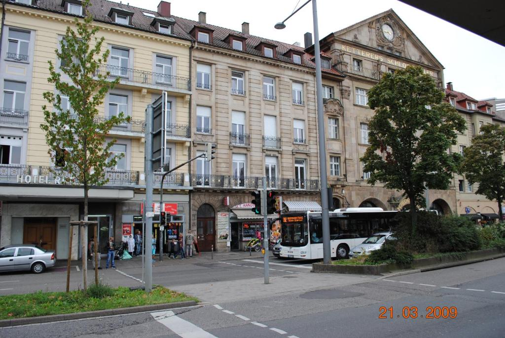 un autobús está estacionado frente a un edificio en Monteurzimmer-Apartment Scholl Pforzheim en Pforzheim