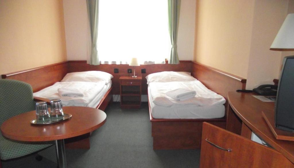 Postel nebo postele na pokoji v ubytování Hotel Praha