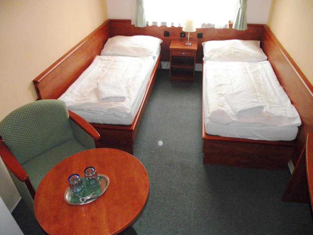 Postel nebo postele na pokoji v ubytování Hotel Praha