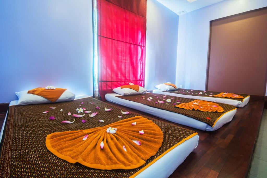 Postel nebo postele na pokoji v ubytování Khemara Angkor Hotel & Spa