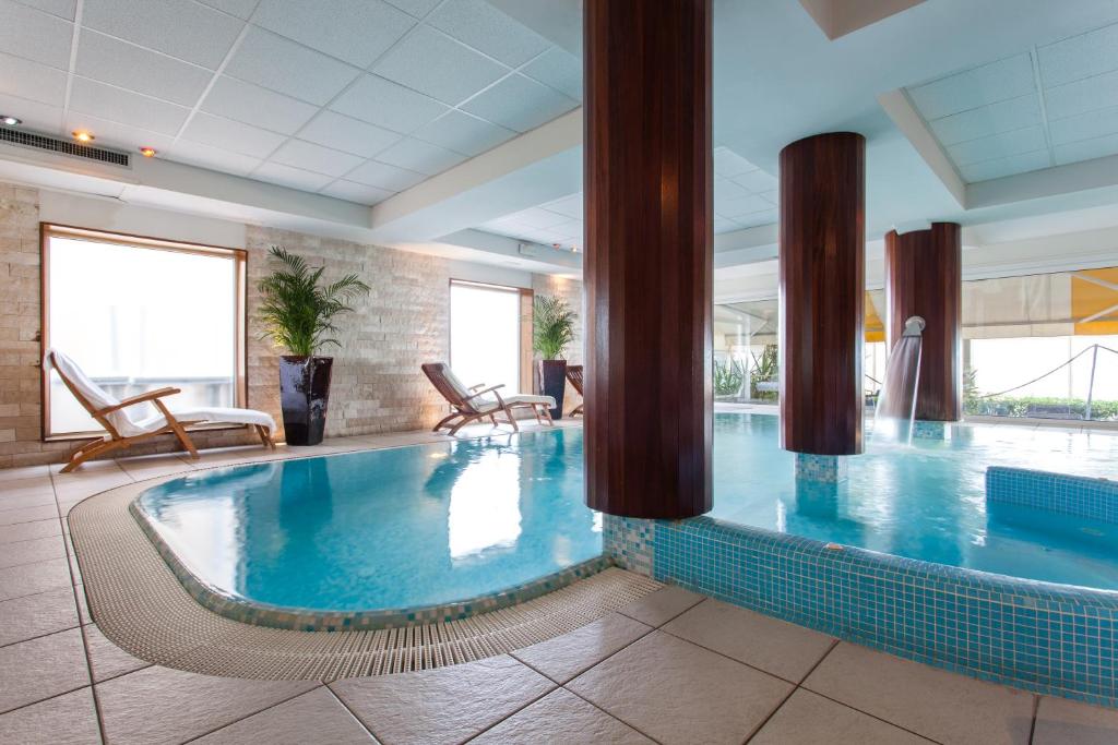 Bazén v ubytování Hotel Villa Sorriso nebo v jeho okolí