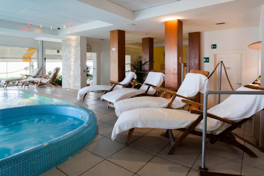 Bazén v ubytování Hotel Villa Sorriso nebo v jeho okolí