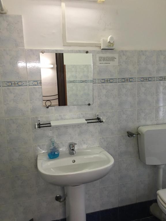 Koupelna v ubytování Albergo Fiorita