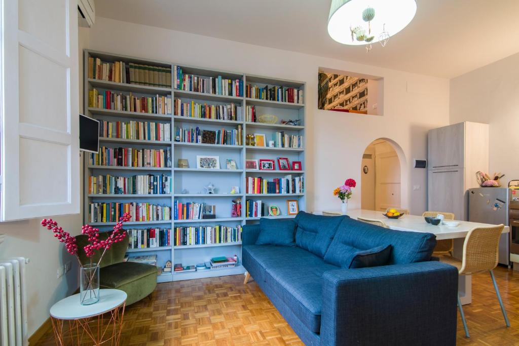 フィレンツェにあるSanto Spirito Cozy Flatのリビングルーム(青いソファ、本棚付)