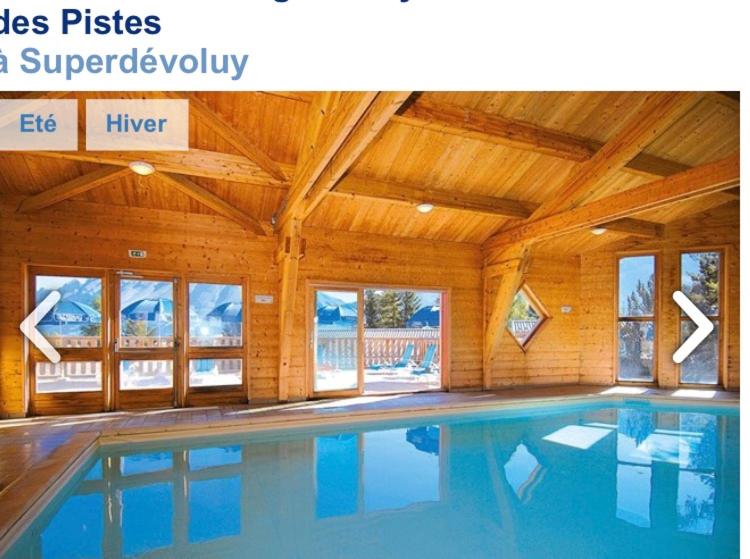 ル・デヴォリュイにあるStation de ski Superdevoluy du bois d aurouzeの木造家屋内の大型スイミングプール