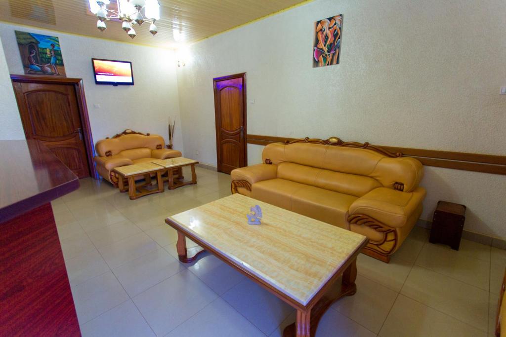 een woonkamer met banken en een salontafel bij Corina K Guest House in Kigali