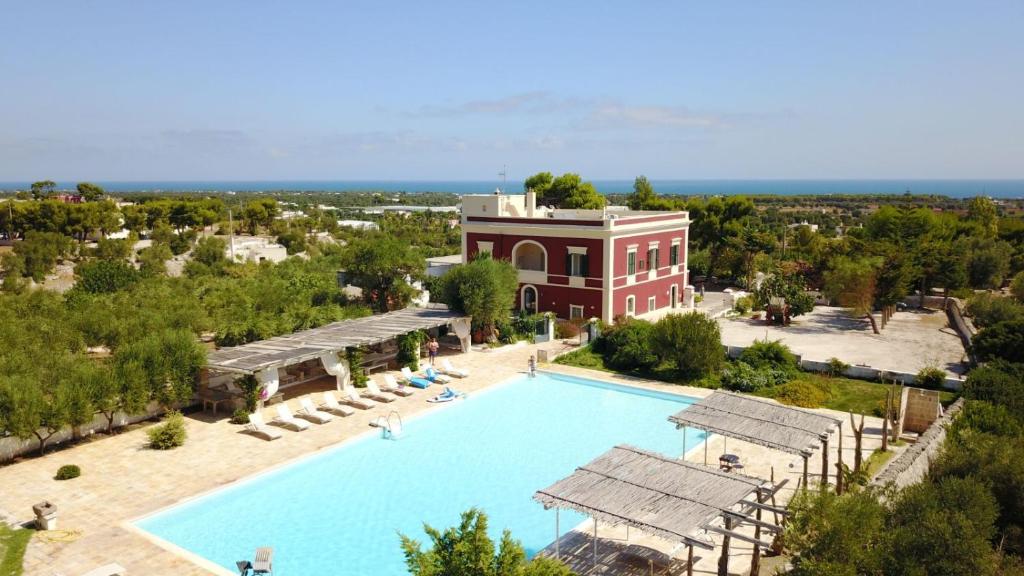 uma vista aérea de um resort com uma piscina em Sorelle Barnaba Country House em Monopoli