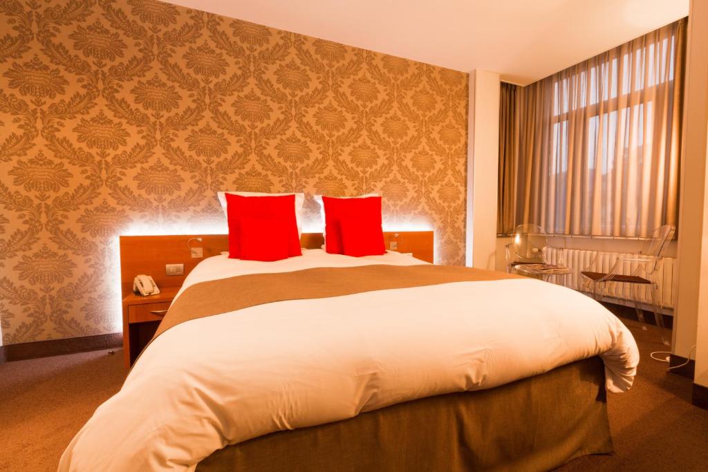 Postel nebo postele na pokoji v ubytování Hotel Royal