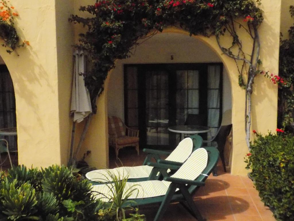 A seating area at Castillo Mar