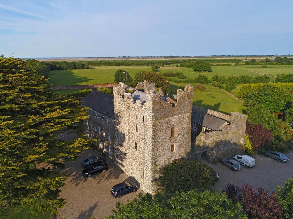 una vista aérea de un castillo con coches aparcados en Killiane Castle Country House & Farm, en Wexford