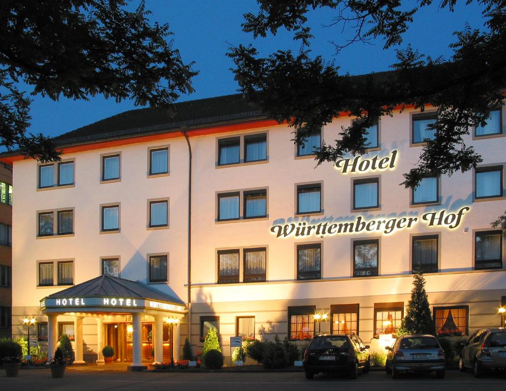 Hotel Württemberger Hof في ريوتلنغن: فندق فيه سيارات تقف امامه