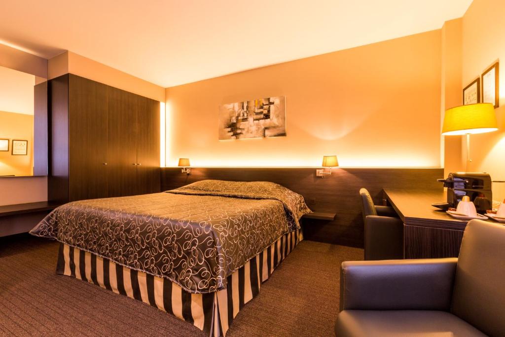 Postel nebo postele na pokoji v ubytování Hotel Royal