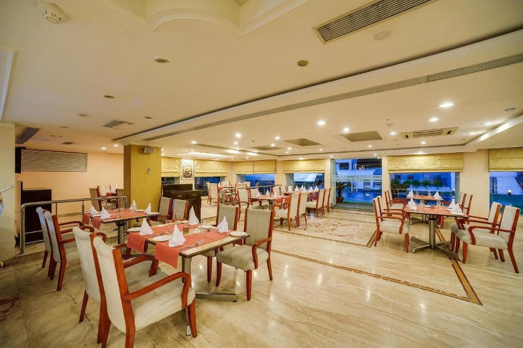 Restaurace v ubytování Royal Sarovar Portico Siliguri