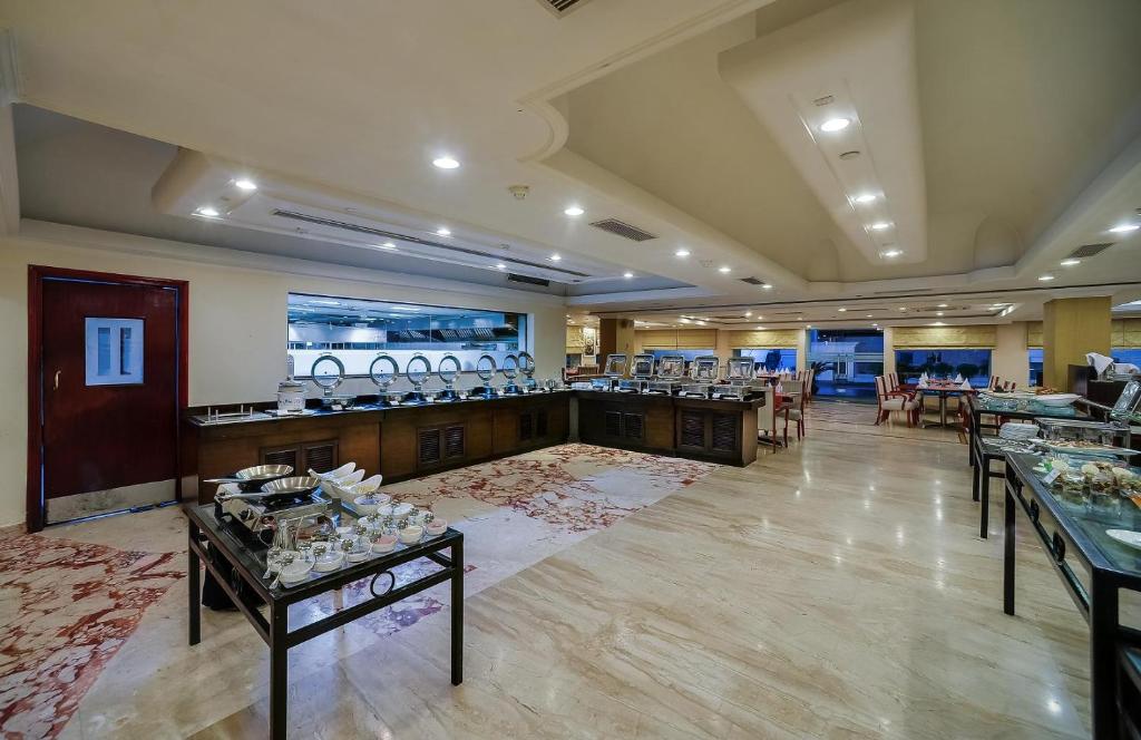 Restaurace v ubytování Royal Sarovar Portico Siliguri