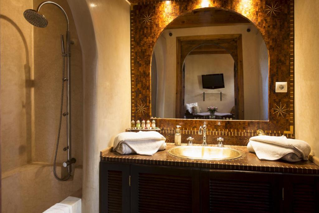 Salle de bains dans l'établissement Riad Chbanate