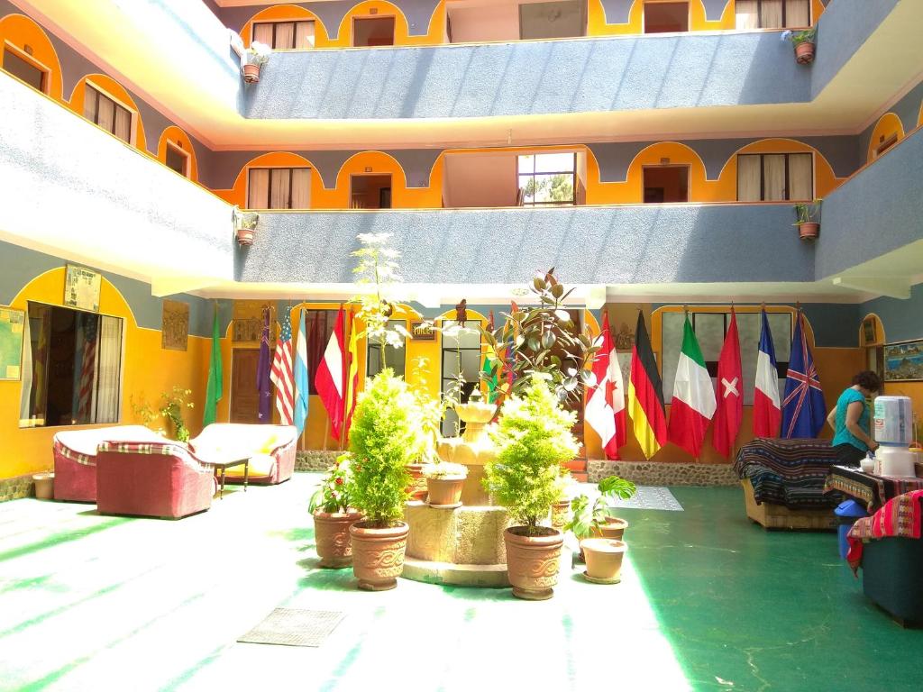 科帕卡巴納的住宿－萬達廣場酒店，前面有盆栽植物的建筑