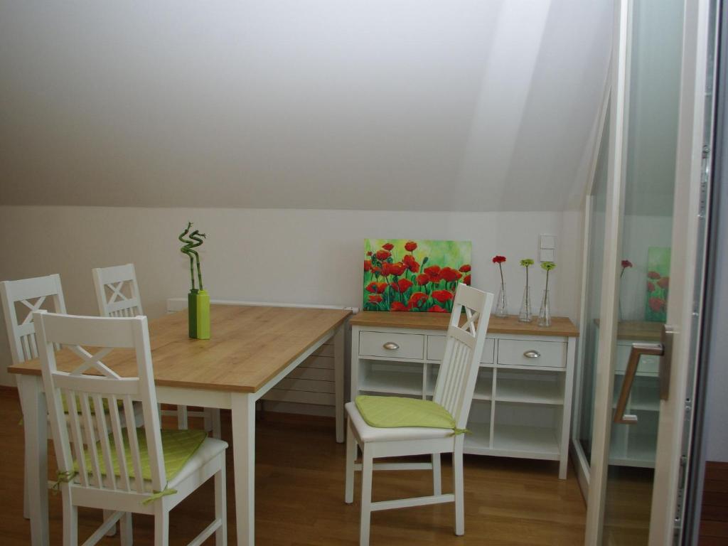 een eetkamer met een tafel en stoelen bij Comfortable Holiday Home in Wismar near Baltic Sea in Wismar